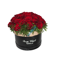Шляпная коробка с розами и зеленью